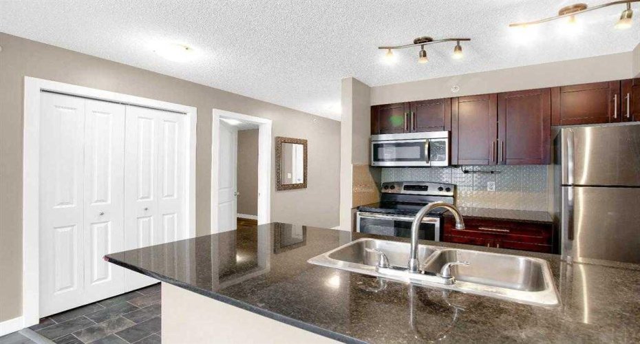 Kitchen / kitchen island