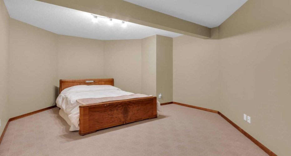 222 Ross Avenue, Cochrane, Alberta T4C1Z3, 4 Bedrooms Bedrooms, ,3 BathroomsBathrooms,Residential,For Sale,Ross,A2293461