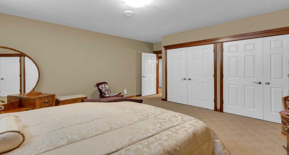 222 Ross Avenue, Cochrane, Alberta T4C1Z3, 4 Bedrooms Bedrooms, ,3 BathroomsBathrooms,Residential,For Sale,Ross,A2293461