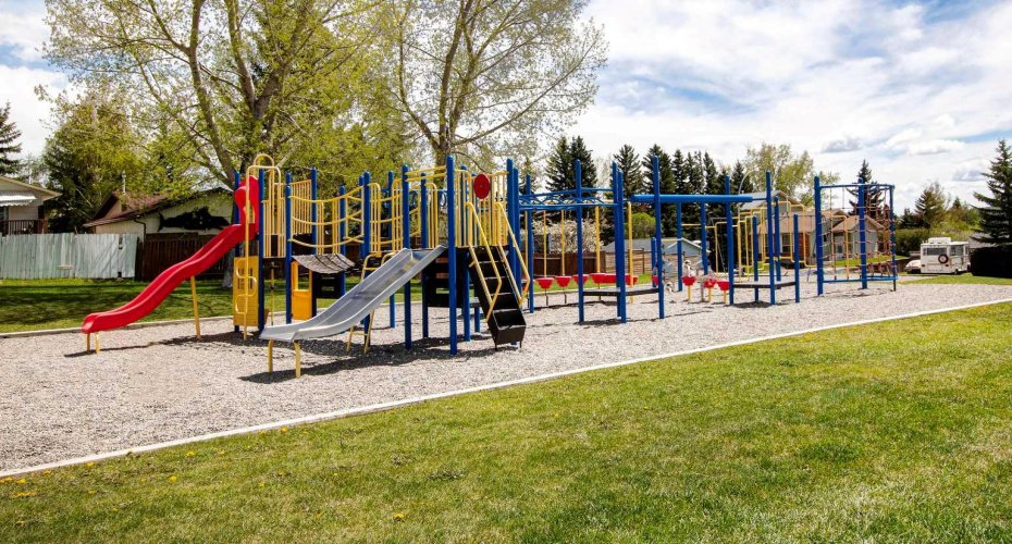 222 Ross Avenue, Cochrane, Alberta T4C1Z3, 4 Bedrooms Bedrooms, ,3 BathroomsBathrooms,Residential,For Sale,Ross,A2293461