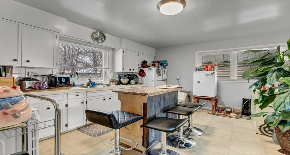 237 7 Street, Medicine Hat, Alberta T1A4K2, 4 Bedrooms Bedrooms, ,2 BathroomsBathrooms,Residential,For Sale,7,A2293578