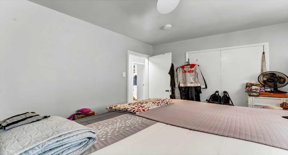 237 7 Street, Medicine Hat, Alberta T1A4K2, 4 Bedrooms Bedrooms, ,2 BathroomsBathrooms,Residential,For Sale,7,A2293578