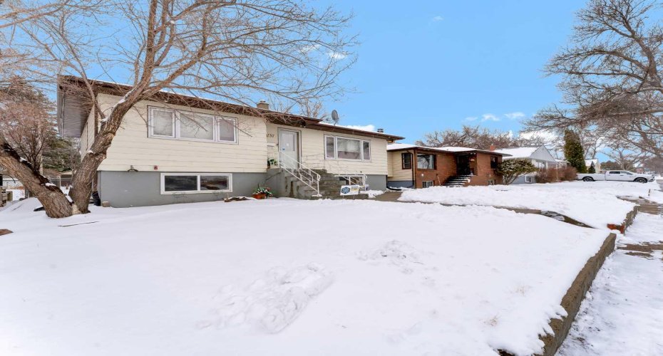 237 7 Street, Medicine Hat, Alberta T1A4K2, 4 Bedrooms Bedrooms, ,2 BathroomsBathrooms,Residential,For Sale,7,A2293578