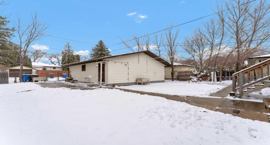 237 7 Street, Medicine Hat, Alberta T1A4K2, 4 Bedrooms Bedrooms, ,2 BathroomsBathrooms,Residential,For Sale,7,A2293578