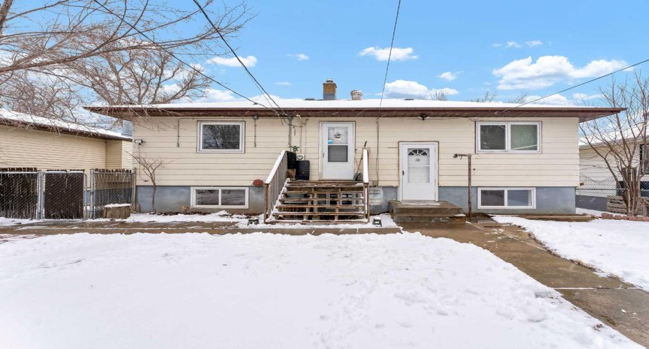 237 7 Street, Medicine Hat, Alberta T1A4K2, 4 Bedrooms Bedrooms, ,2 BathroomsBathrooms,Residential,For Sale,7,A2293578