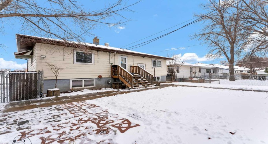 237 7 Street, Medicine Hat, Alberta T1A4K2, 4 Bedrooms Bedrooms, ,2 BathroomsBathrooms,Residential,For Sale,7,A2293578