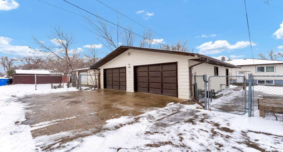 237 7 Street, Medicine Hat, Alberta T1A4K2, 4 Bedrooms Bedrooms, ,2 BathroomsBathrooms,Residential,For Sale,7,A2293578