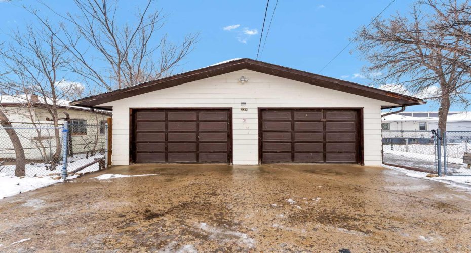 237 7 Street, Medicine Hat, Alberta T1A4K2, 4 Bedrooms Bedrooms, ,2 BathroomsBathrooms,Residential,For Sale,7,A2293578