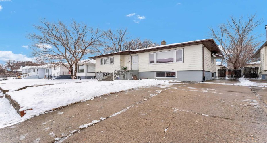 237 7 Street, Medicine Hat, Alberta T1A4K2, 4 Bedrooms Bedrooms, ,2 BathroomsBathrooms,Residential,For Sale,7,A2293578