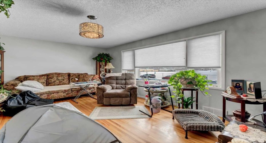 237 7 Street, Medicine Hat, Alberta T1A4K2, 4 Bedrooms Bedrooms, ,2 BathroomsBathrooms,Residential,For Sale,7,A2293578