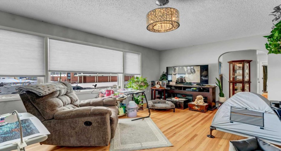 237 7 Street, Medicine Hat, Alberta T1A4K2, 4 Bedrooms Bedrooms, ,2 BathroomsBathrooms,Residential,For Sale,7,A2293578