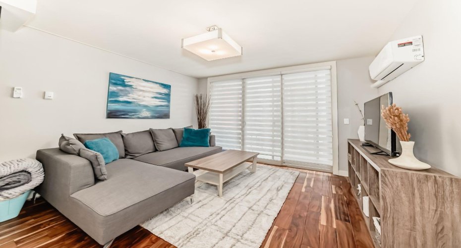Spacious livign room with 9 ft ceilings