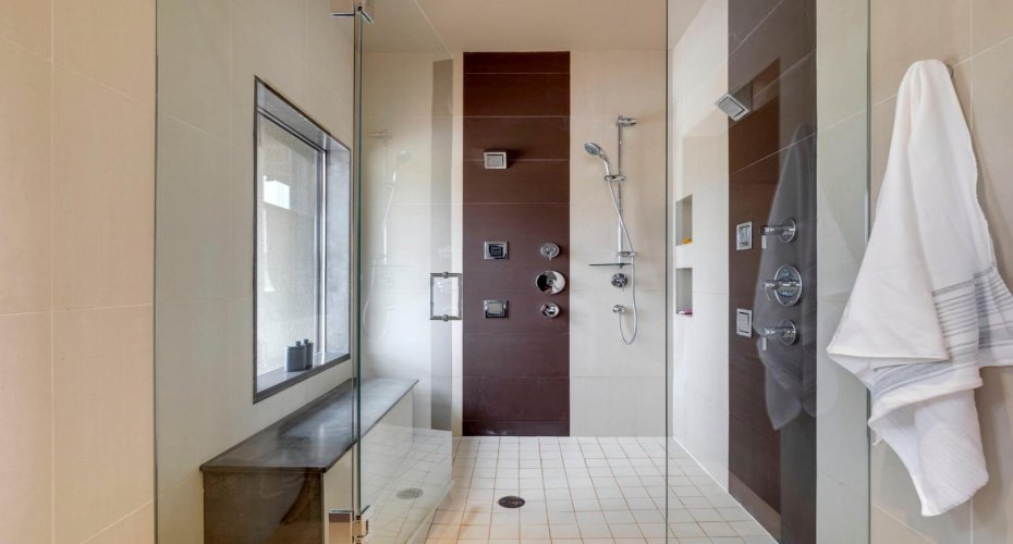 Primary en-suite