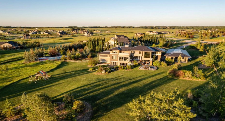 Situated on just under 3 acres, the grounds must be seen to be appreciated.