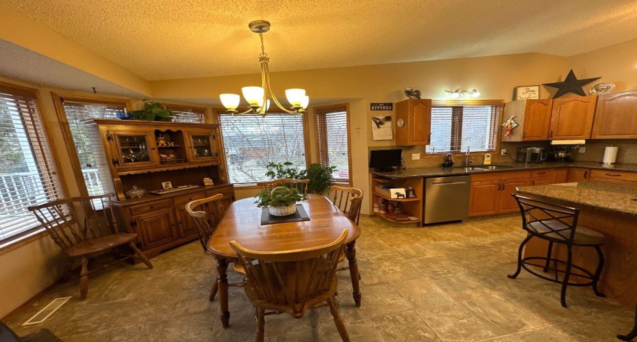 7129 99A Street, Peace River, Alberta T8S 1B2, 5 Bedrooms Bedrooms, ,3 BathroomsBathrooms,Residential,For Sale,99A,A2289289