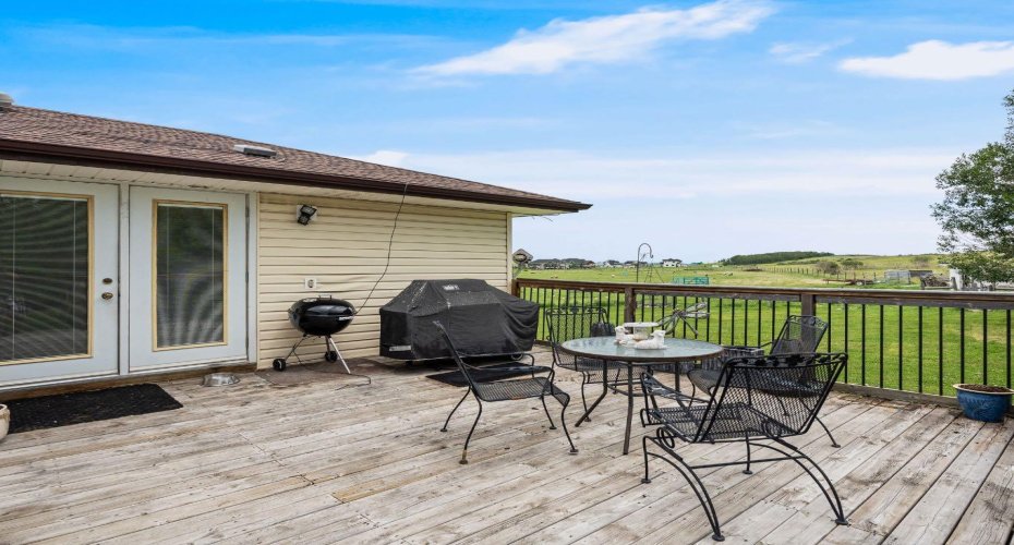 378052 16 Street, Okotoks, Alberta T1S 6A4, 4 Bedrooms Bedrooms, ,3 BathroomsBathrooms,Residential,For Sale,16,A2294152