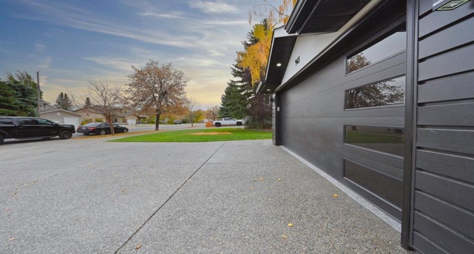 941 west chestermere Drive, Chestermere, Alberta t1x1b7, 4 Bedrooms Bedrooms, ,3 BathroomsBathrooms,Residential,For Sale,west chestermere,A2294360