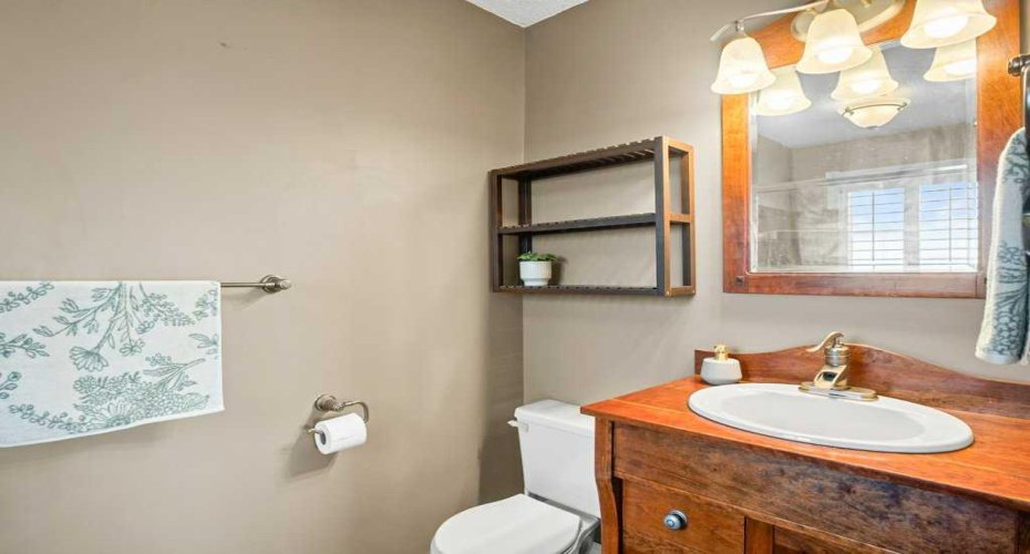 Main floor primary ensuite