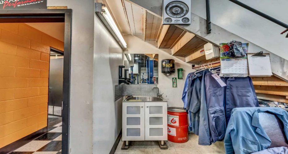 674 17 Street, Medicine Hat, Alberta T1A 4X7, ,Commercial,For Sale,17,A2294431