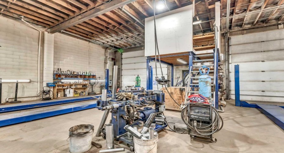 674 17 Street, Medicine Hat, Alberta T1A 4X7, ,Commercial,For Sale,17,A2294431