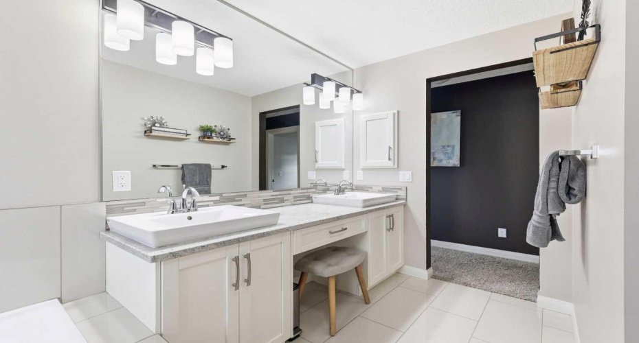 113 Kinniburgh Way, Chestermere, Alberta T1X 0R8, 4 Bedrooms Bedrooms, ,4 BathroomsBathrooms,Residential,For Sale,Kinniburgh,A2294516