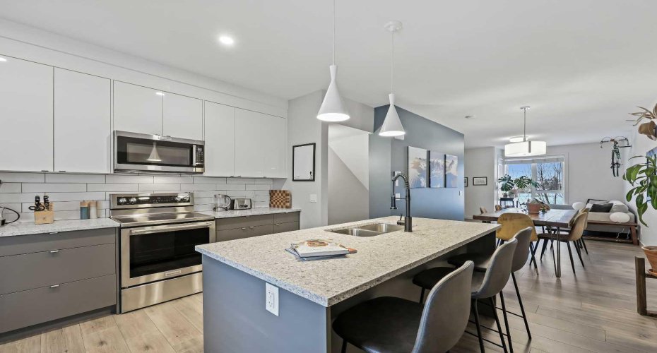 3525 69 Street, Calgary, Alberta T3B 6E8, 2 Bedrooms Bedrooms, ,3 BathroomsBathrooms,Residential,For Sale,69,A2292107