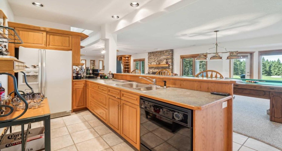 Large wet bar, perfect for entertaining