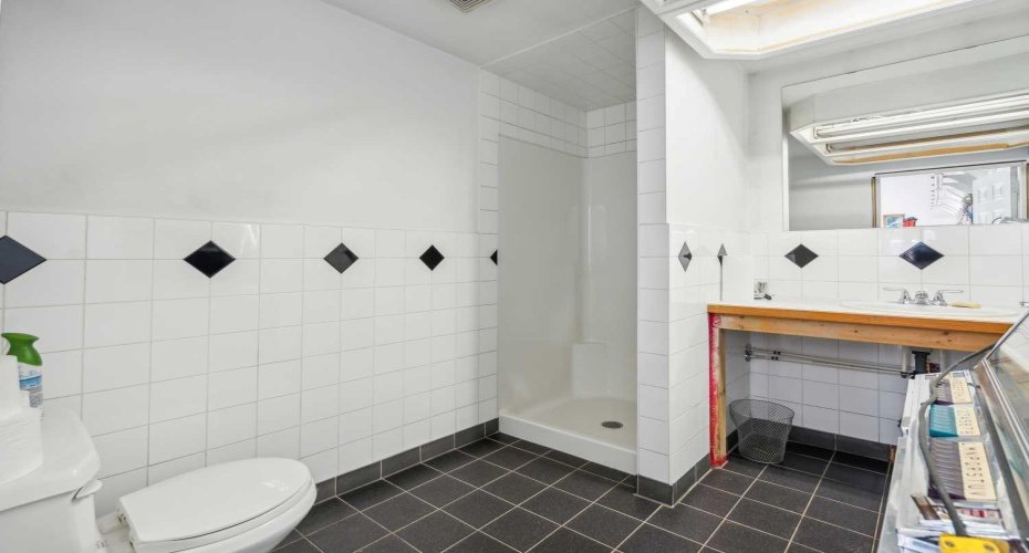 Spacious 3 piece bath between shop and butcher shop