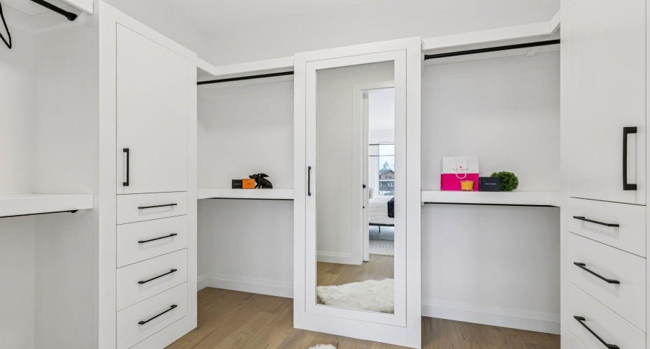 525 32 Street, Calgary, Alberta T2N 2V8, 6 Bedrooms Bedrooms, ,5 BathroomsBathrooms,Residential,For Sale,32,A2293675