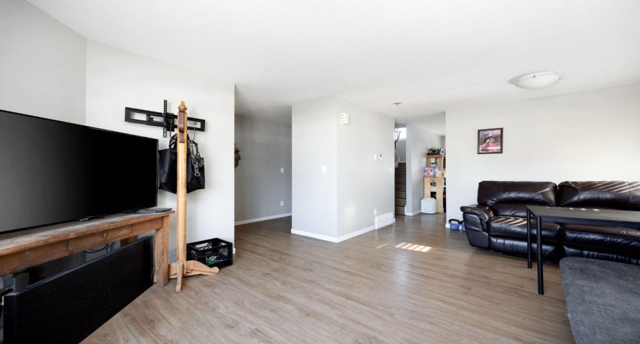 711 Beacon Hill Drive, Fort McMurray, Alberta T9H 3R5, 2 Bedrooms Bedrooms, ,1 BathroomBathrooms,Residential,For Sale,Beacon Hill,A2293707