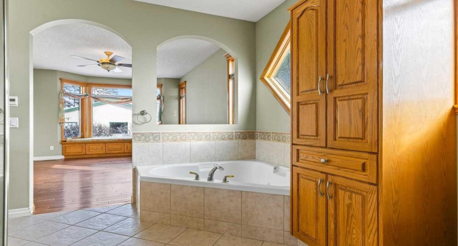 1622 23 Avenue, Calgary, Alberta T2M 1V3, 4 Bedrooms Bedrooms, ,3 BathroomsBathrooms,Residential,For Sale,23,A2293740