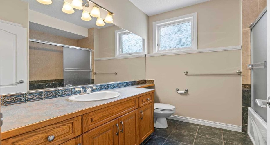 1622 23 Avenue, Calgary, Alberta T2M 1V3, 4 Bedrooms Bedrooms, ,3 BathroomsBathrooms,Residential,For Sale,23,A2293740