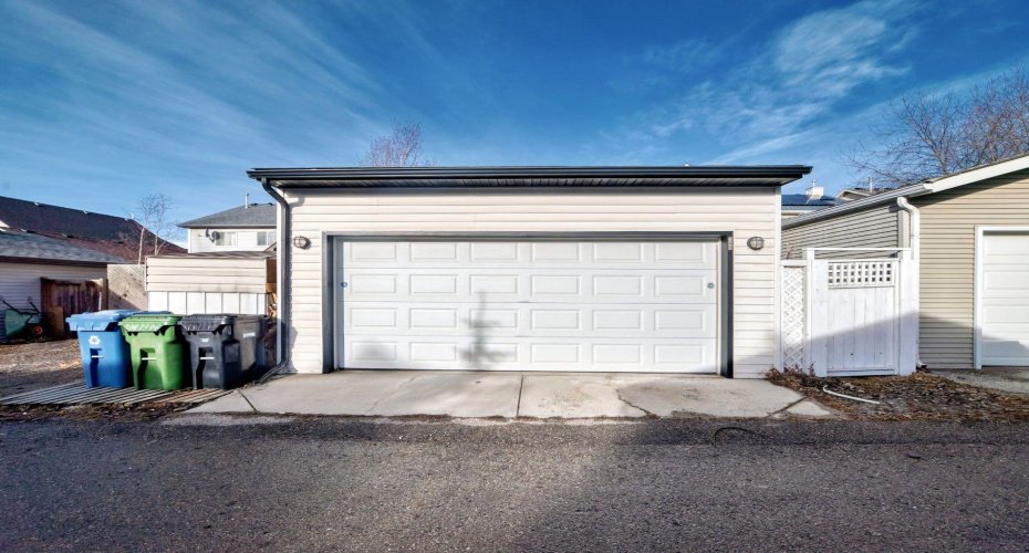 Oversized doubke garage (20 ft wide, 28 feet deep)