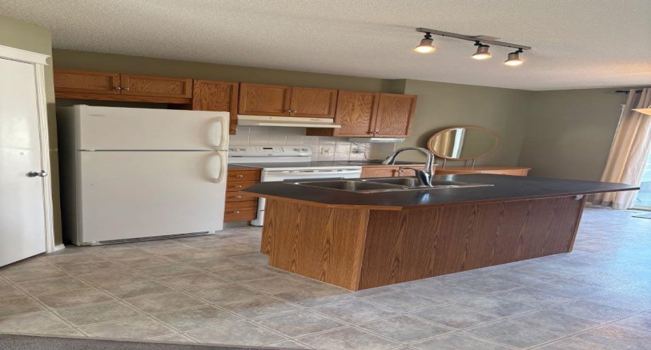 Oak kitchen with usksnd and pantry