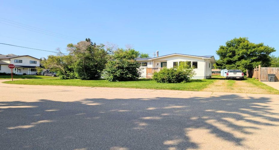 400 4 Street, Slave Lake, Alberta T0G 2A2, 5 Bedrooms Bedrooms, ,3 BathroomsBathrooms,Residential,For Sale,4,A2294660