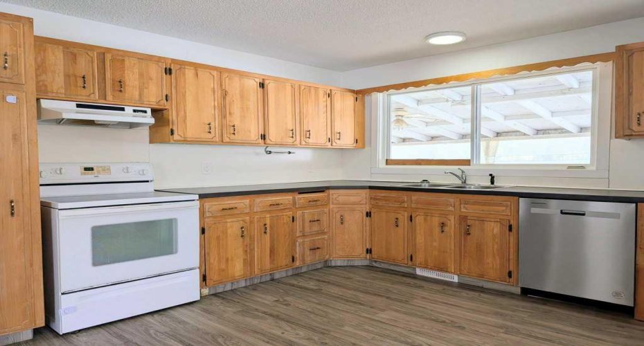 400 4 Street, Slave Lake, Alberta T0G 2A2, 5 Bedrooms Bedrooms, ,3 BathroomsBathrooms,Residential,For Sale,4,A2294660