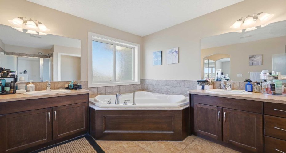 212 Springmere Road, Chestermere, Alberta T1X 1R3, 4 Bedrooms Bedrooms, ,4 BathroomsBathrooms,Residential,For Sale,Springmere,A2291582