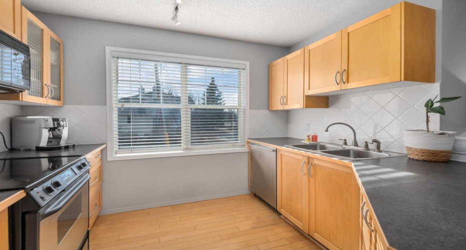 7171 Coach Hill Road, Calgary, Alberta T3H 3R7, 2 Bedrooms Bedrooms, ,2 BathroomsBathrooms,Residential,For Sale,Coach Hill,A2294909