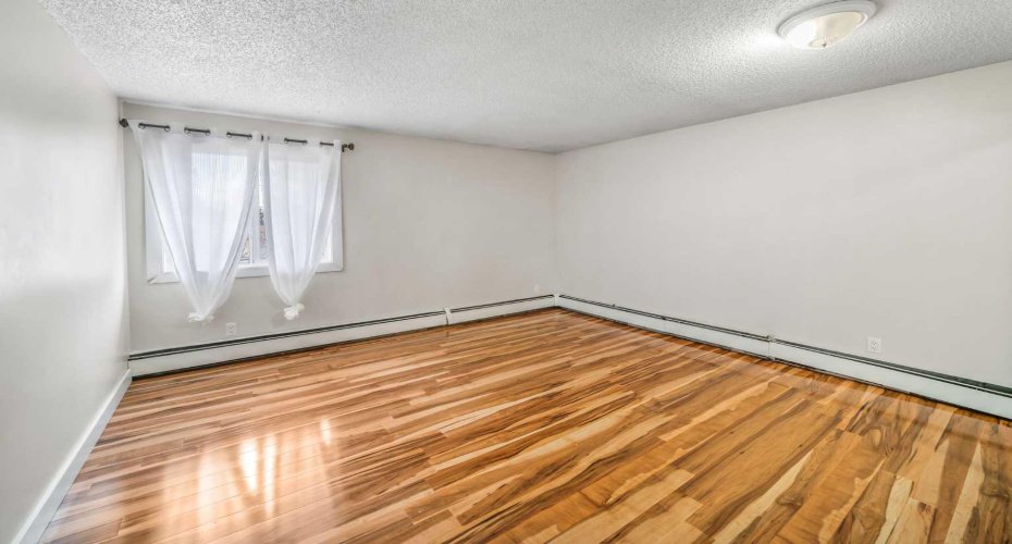 1915 26 Street, Calgary, Alberta T3E 2A2, 2 Bedrooms Bedrooms, ,1 BathroomBathrooms,Residential,For Sale,26,A2293531