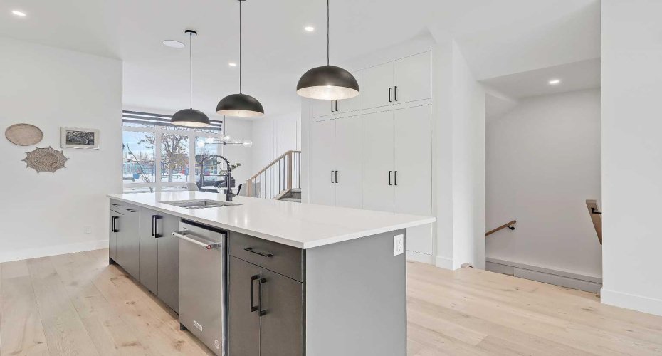 523 55 Avenue, Calgary, Alberta T2V 0E9, 4 Bedrooms Bedrooms, ,4 BathroomsBathrooms,Residential,For Sale,55,A2294548