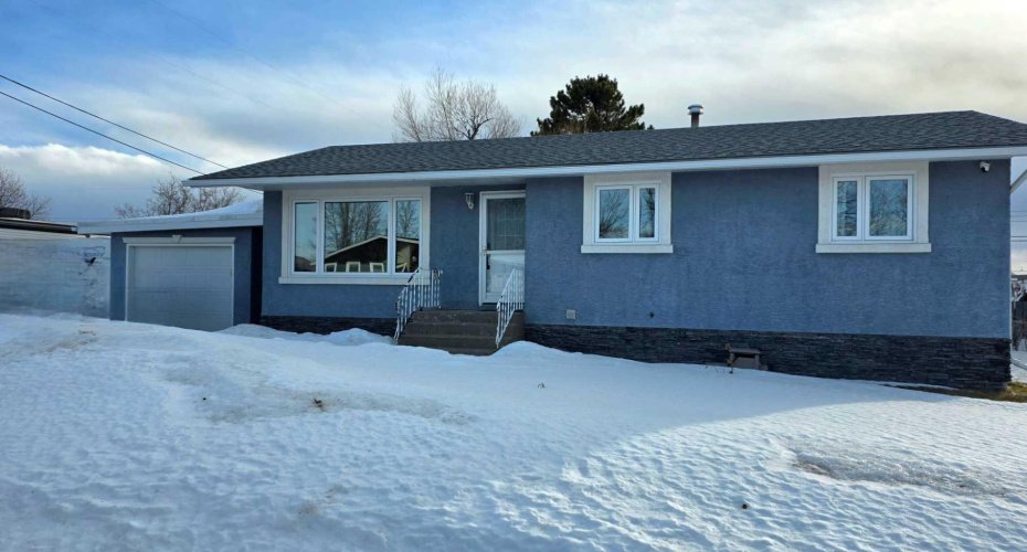 525 4 Avenue, Fox Creek, Alberta T0H 1P0, 5 Bedrooms Bedrooms, ,2 BathroomsBathrooms,Residential,For Sale,4,A2294653