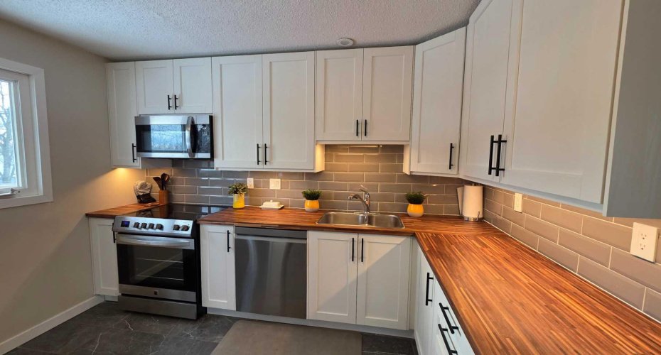 525 4 Avenue, Fox Creek, Alberta T0H 1P0, 5 Bedrooms Bedrooms, ,2 BathroomsBathrooms,Residential,For Sale,4,A2294653