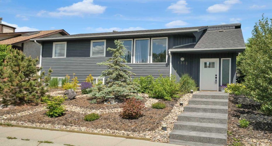 1312 10 Avenue, High River, Alberta T1V 1L4, 5 Bedrooms Bedrooms, ,2 BathroomsBathrooms,Residential,For Sale,10,A2294193