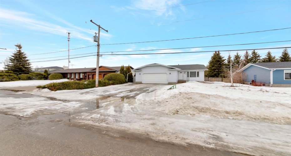 207 3rd Avenue, Neilburg, Saskatchewan S0M 2C0, 5 Bedrooms Bedrooms, ,3 BathroomsBathrooms,Residential,For Sale,3rd,A2294907