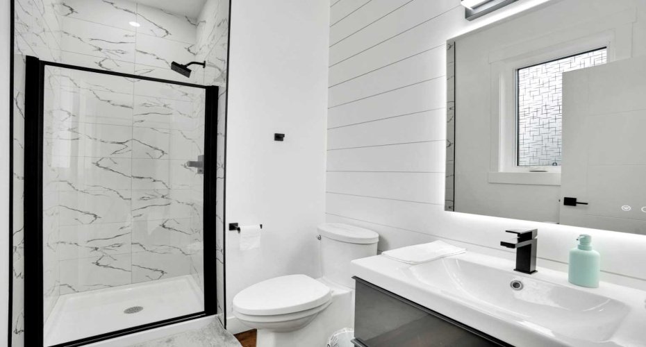 Main Floor - Full Bathroom