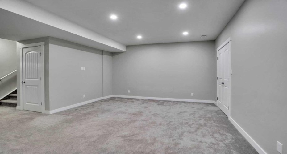 92 Red Embers Terrace, Calgary, Alberta T3N 1K8, 7 Bedrooms Bedrooms, ,5 BathroomsBathrooms,Residential,For Sale,Red Embers,A2295457