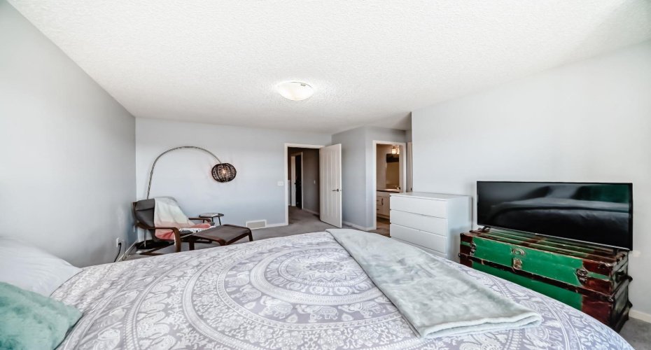 101 Sunset Drive, Cochrane, Alberta T4C 0W8, 3 Bedrooms Bedrooms, ,4 BathroomsBathrooms,Residential,For Sale,Sunset,A2295385