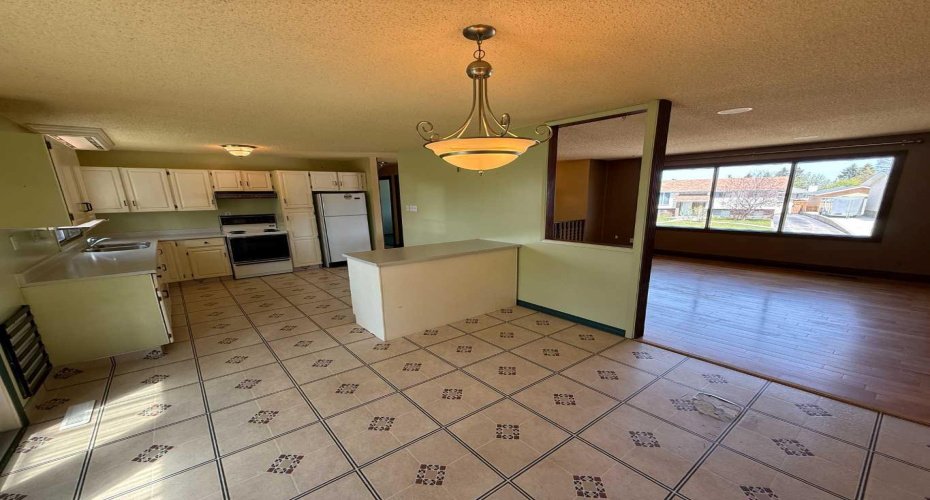202 Maligne Drive, Hinton, Alberta T7V 1J5, 4 Bedrooms Bedrooms, ,3 BathroomsBathrooms,Residential,For Sale,Maligne,A2295720