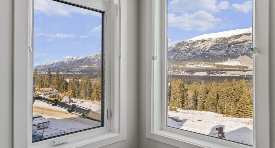 209 Stewart Creek Rise, Canmore, Alberta T1W0N9, 3 Bedrooms Bedrooms, ,3 BathroomsBathrooms,Residential,For Sale,Stewart Creek,A2295800
