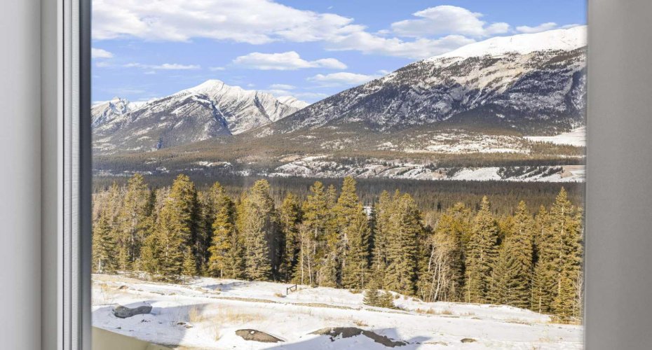 209 Stewart Creek Rise, Canmore, Alberta T1W0N9, 3 Bedrooms Bedrooms, ,3 BathroomsBathrooms,Residential,For Sale,Stewart Creek,A2295800
